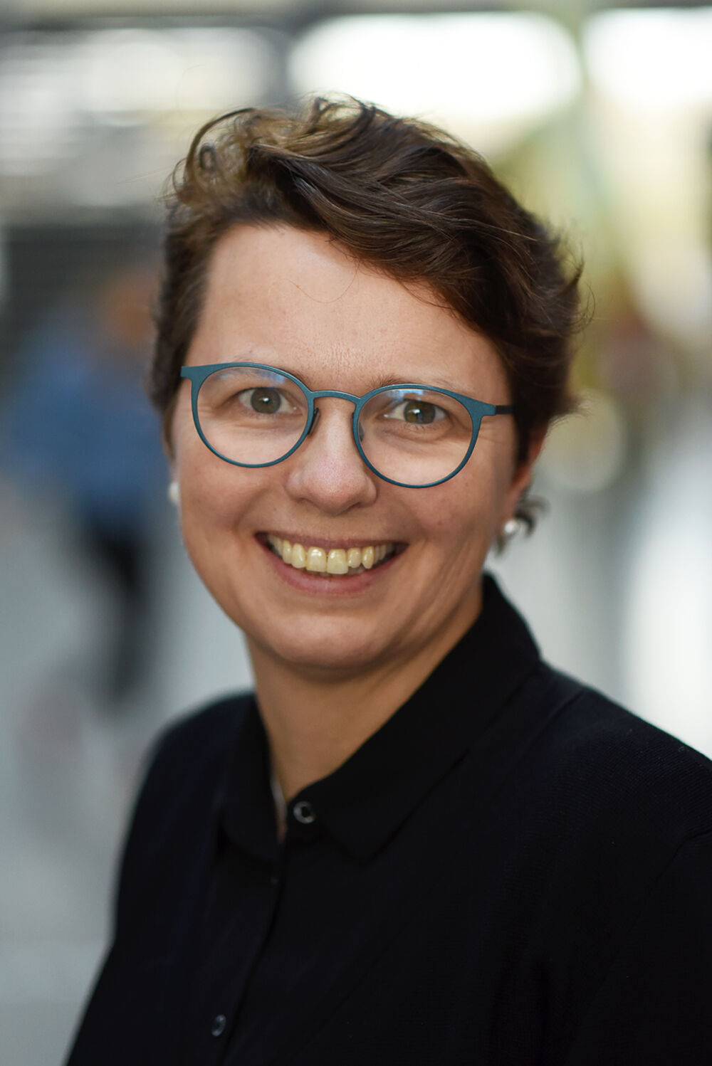 Bildet kan inneholde: panne, briller, smil, synsomsorg, briller.
