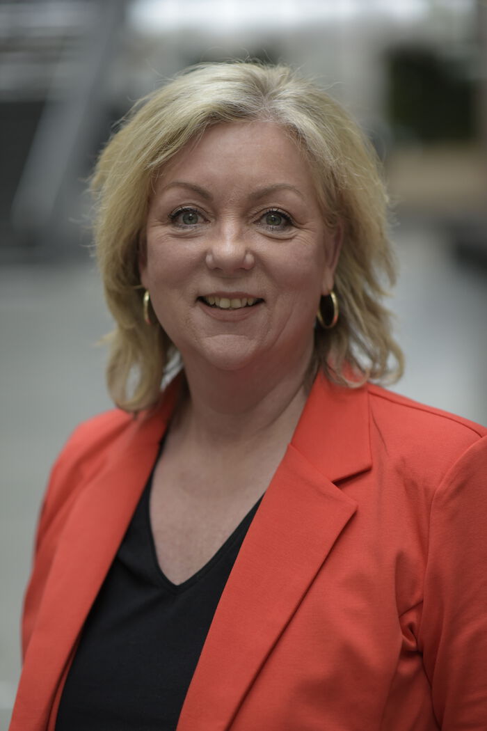 Bildet kan inneholde: person, hår, hud, smil, leppe.