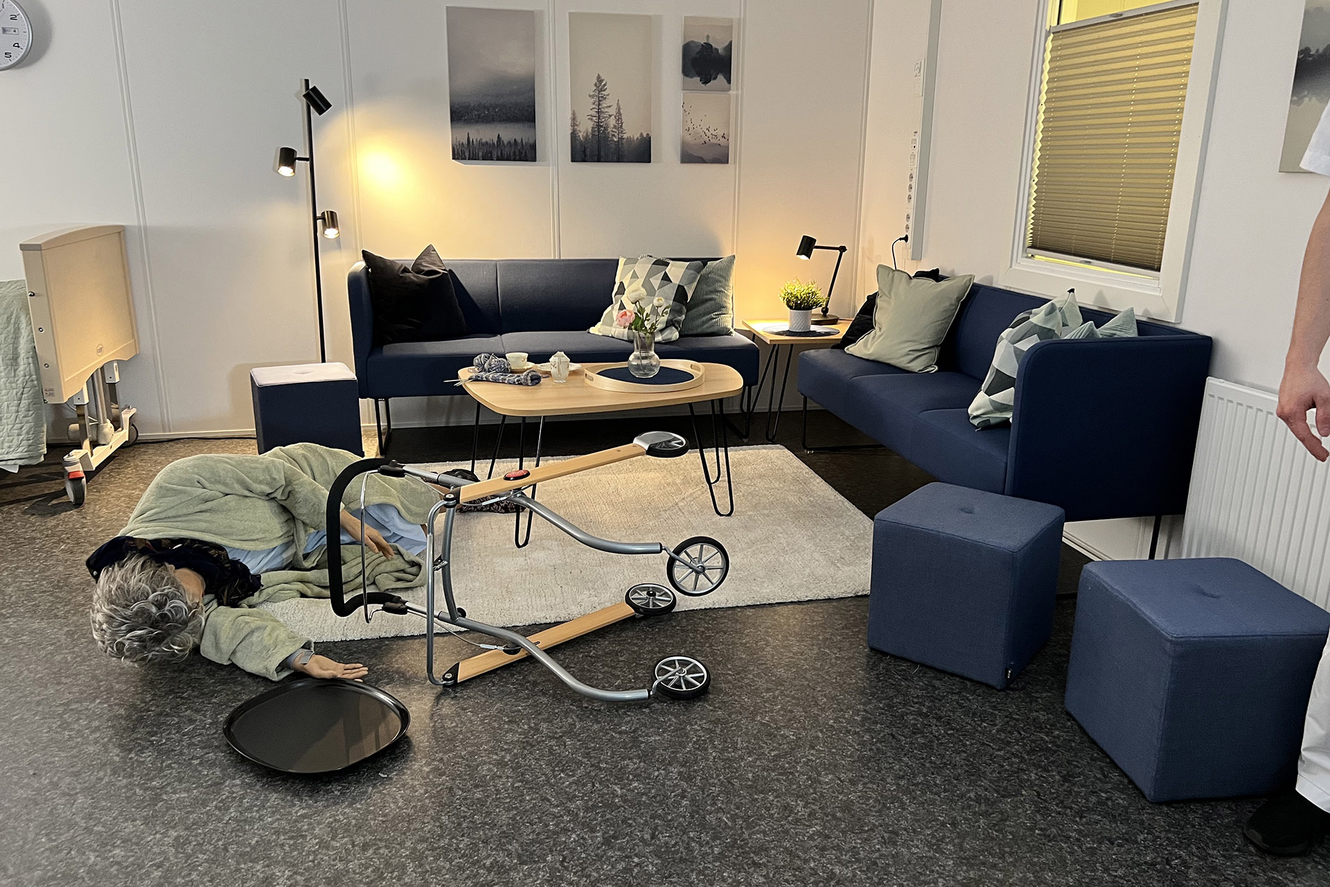 Bildet kan inneholde: eiendom, møbler, sofa, komfort, belysning.
