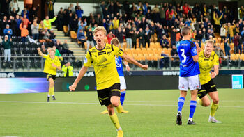 lagsport ,spiller ,sportsarena ,sportsuniform ,ballspill.