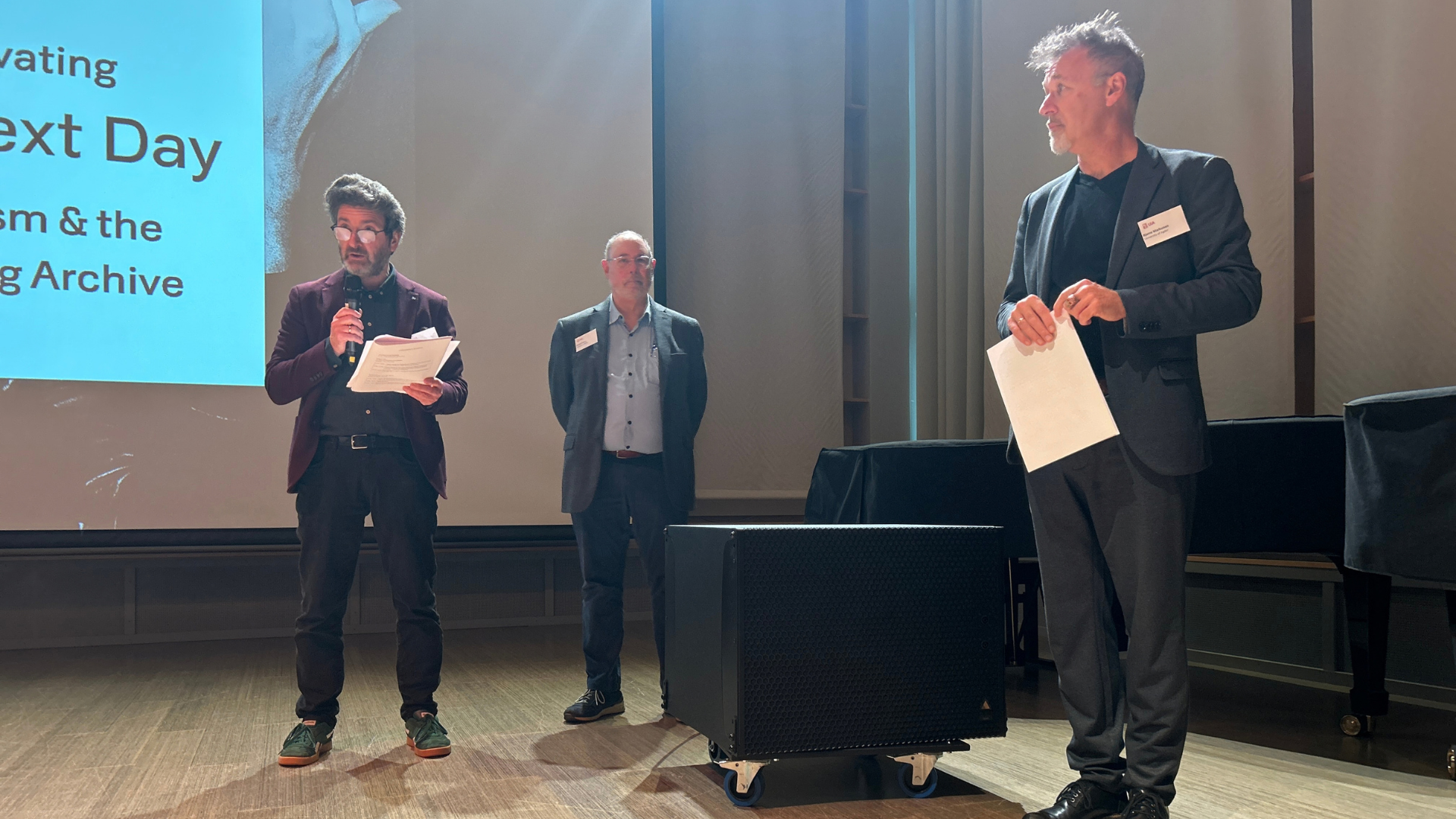 Bildet kan inneholde: bukse, elektronisk enhet, yttertøy, stående, presentasjon.