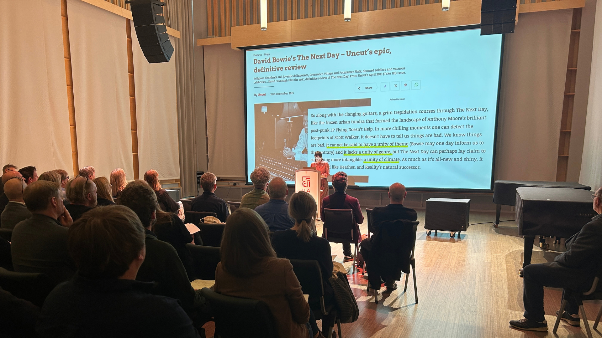 Bildet kan inneholde: elektronisk enhet, presentasjon, møbler, hendelse, skjermenhet.