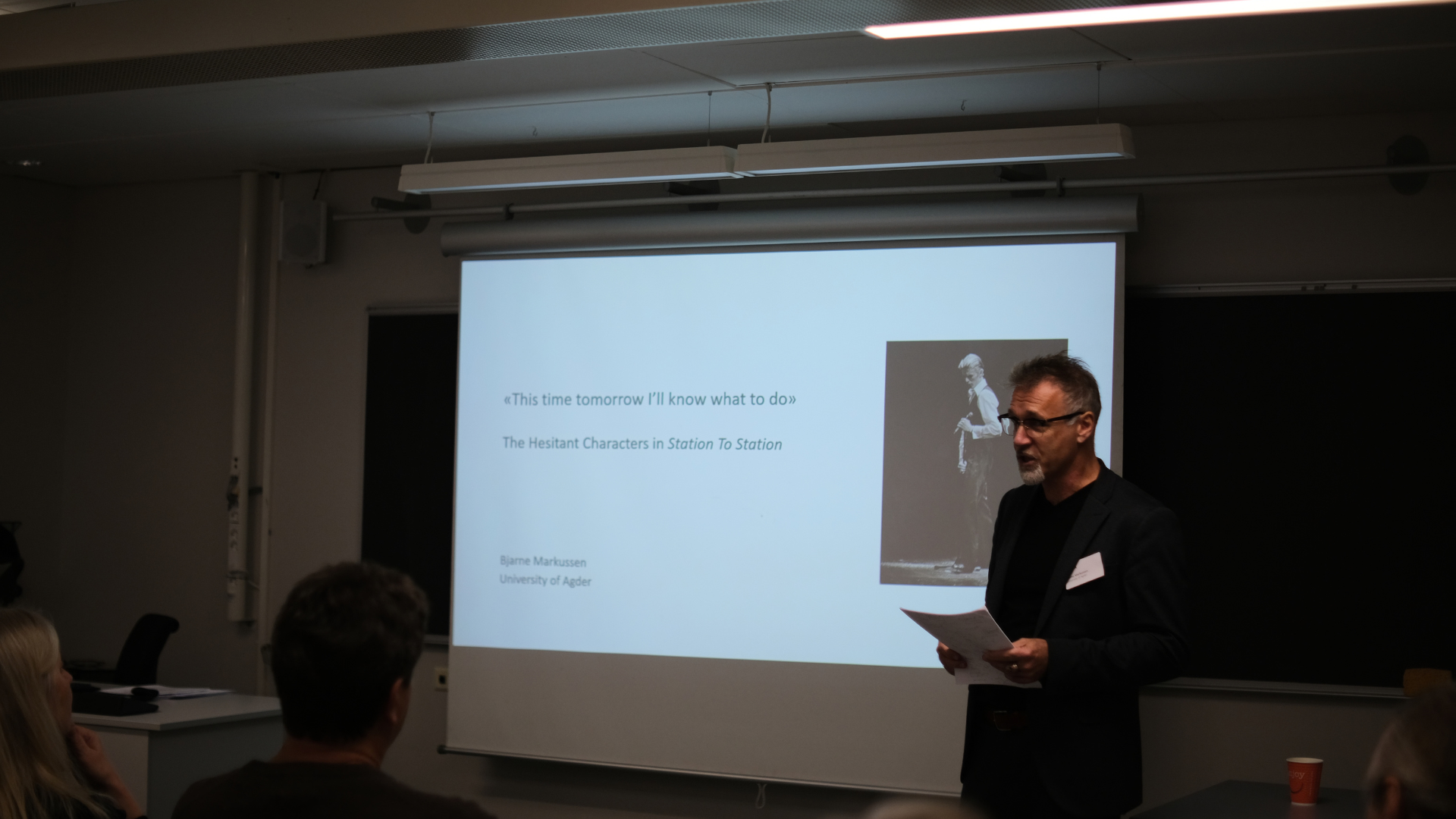 Bildet kan inneholde: presentasjon, elektronisk enhet, stående, hendelse, projeksjonsskjerm.