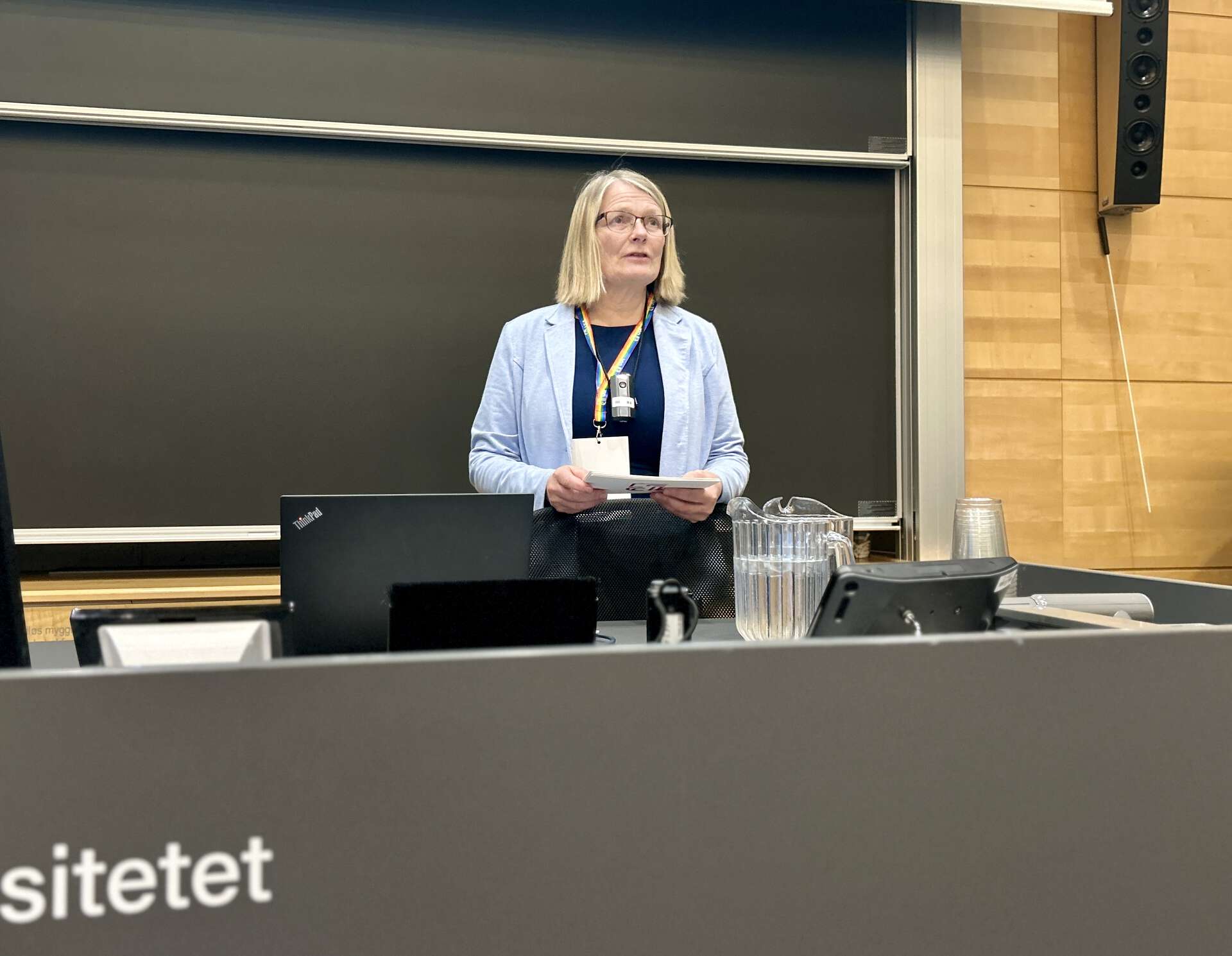 Rektor Sunniva Whittaker holder åpningstalen og ønsker velkommen til Universitetet i Agder