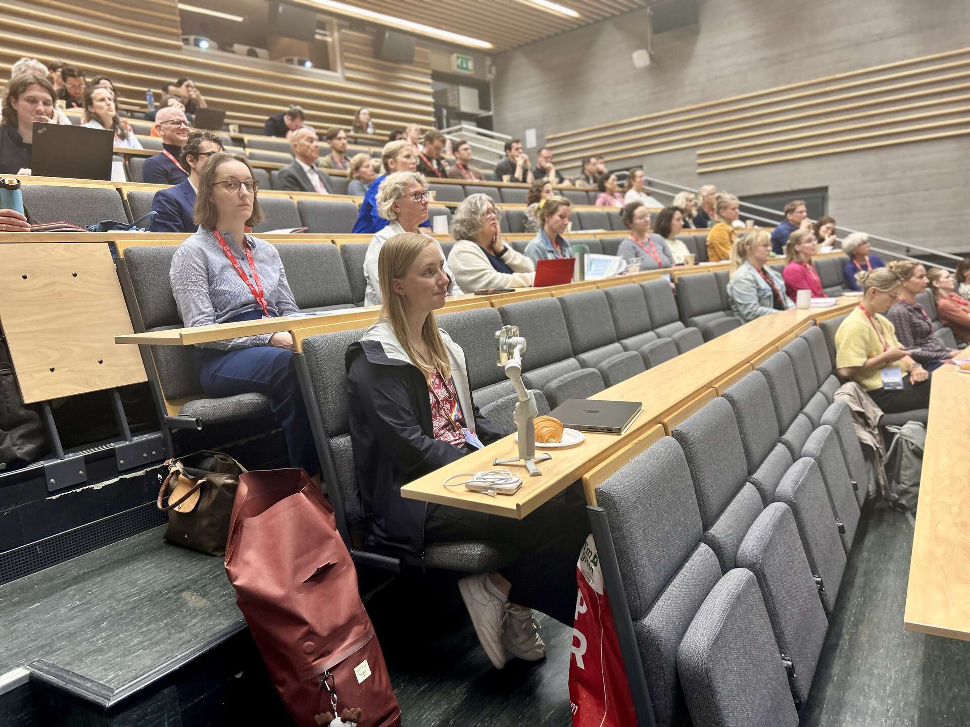 Publikum følger det avsluttende keynoteforedraget