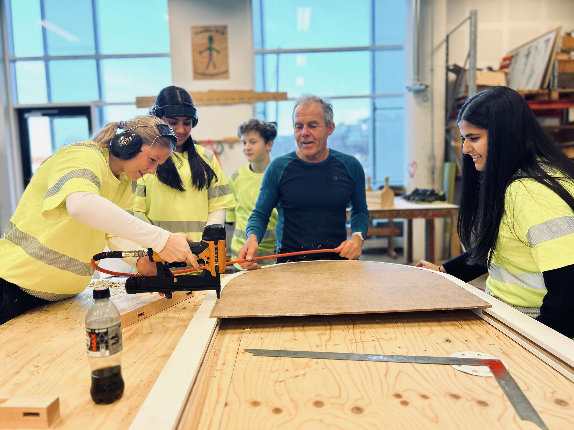 Bilde av ungdomsskoleelevene utviklet og bygget prototyper av drømmemaskiner i verkstedene ved Tangen videregående skole.