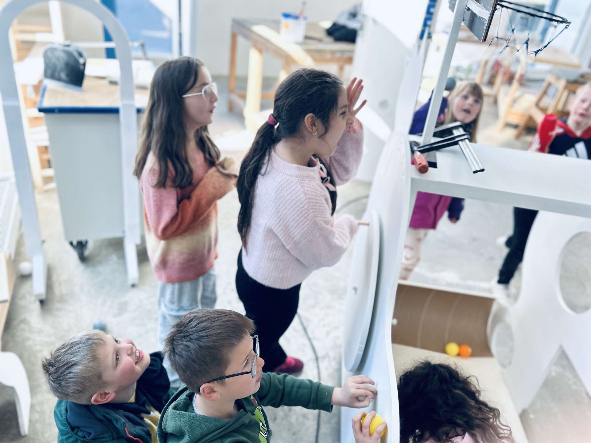 Bilde av barn som tester verktøy