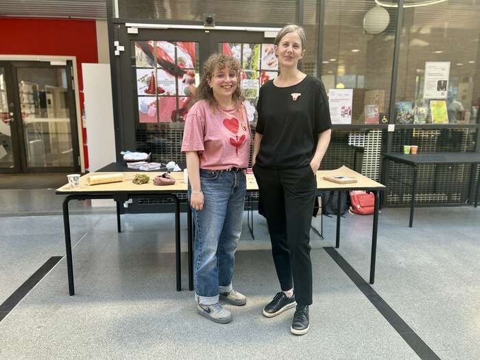 Bilde av Ingvild Ruhaven (Universitetet i Agder) og gjesteforsker Anca Nita fra Universitetet i Bucuresti som står klar i Vrimlehallen