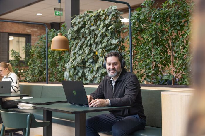 Bildet kan inneholde: møbler, datamaskin, bord, anlegg, laptop.