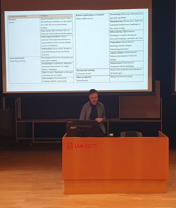Bildet kan inneholde: computer, personlig datamaskin, talerstol, projeksjonsskjerm, presentasjon.