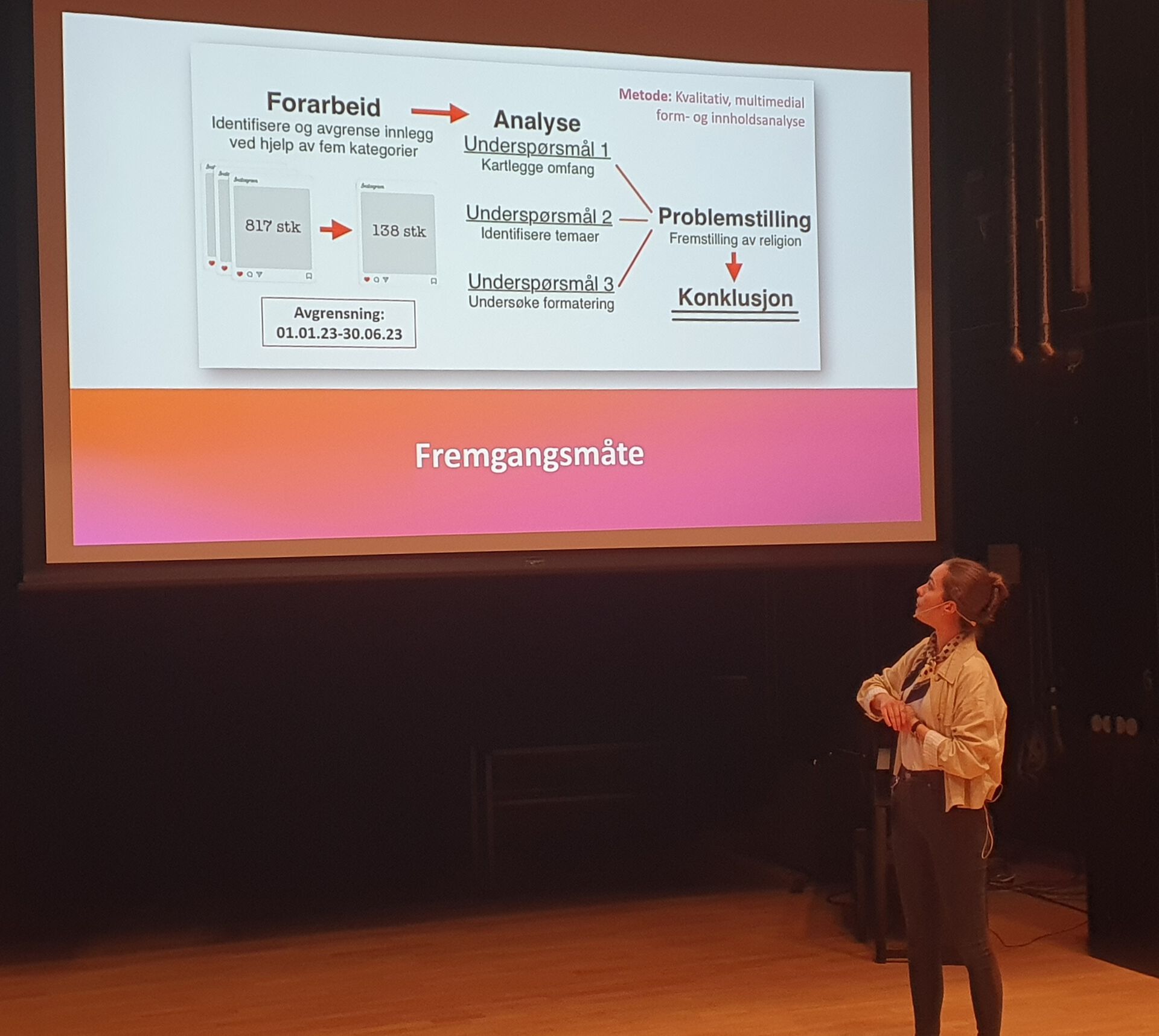 Bildet kan inneholde: font, visningsenhet, projektor tilbehør, presentasjon, teknologi.