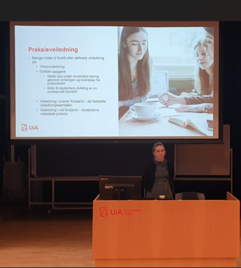 Bildet kan inneholde: projeksjonsskjerm, computer, flatskjerm, utgangsenhet, projektor tilbehør.