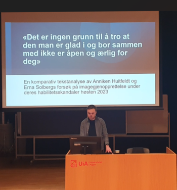 Bildet kan inneholde: bærbar datamaskin, font, projeksjonsskjerm, computer, talerstol.