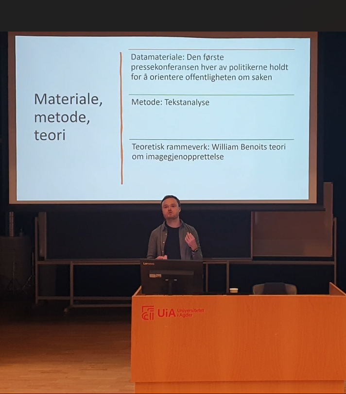 Bildet kan inneholde: mikrofon, projektor tilbehør, høyttaleranlegg, offentlig tale, hendelse.
