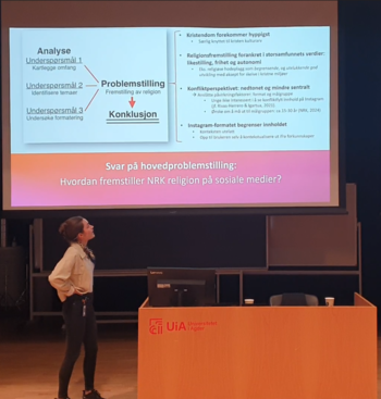 Bildet kan inneholde: projeksjonsskjerm, font, offentlig tale, presentasjon, visningsenhet.