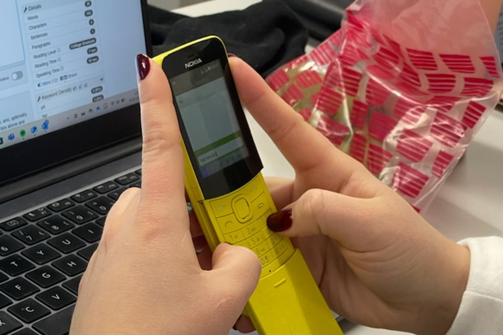 Bilde av student som skriver på mobiltelefon
