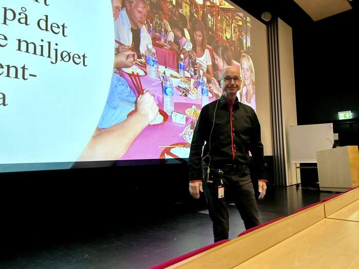 Bilde av Levi Eidhamar som forteller om reiser til Asia ved Tangen videregående skole