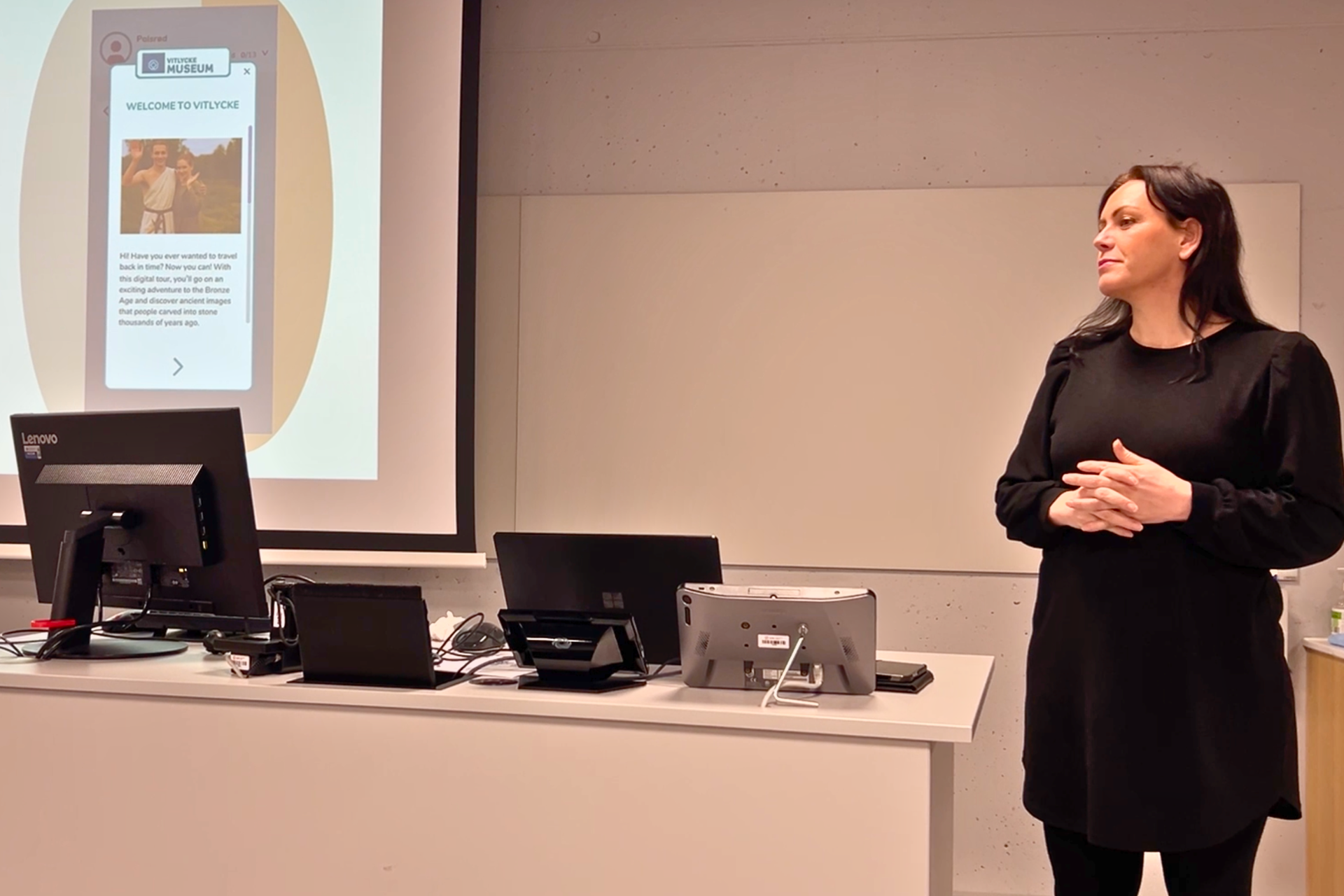 Bilde av Hanne Kjelstadli Hansen fra Wittario viser studentene hvordan verktøyet fungerer