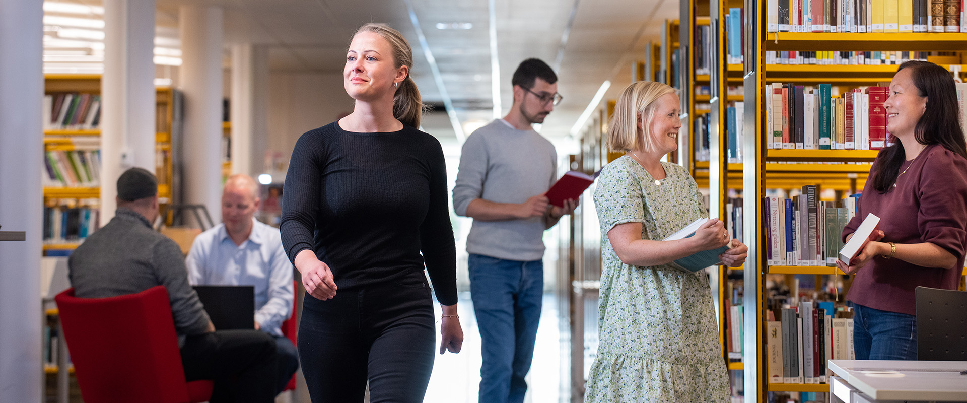 Bibliotek, ansatte, studenter, smil, lese, bok, samtale