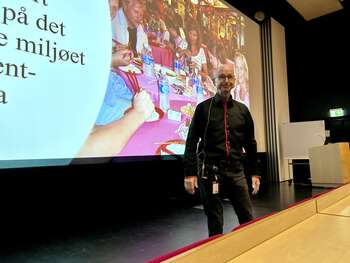 Bildet kan inneholde: elektronisk enhet, skjermenhet, presentasjon, teknologi, projeksjonsskjerm.