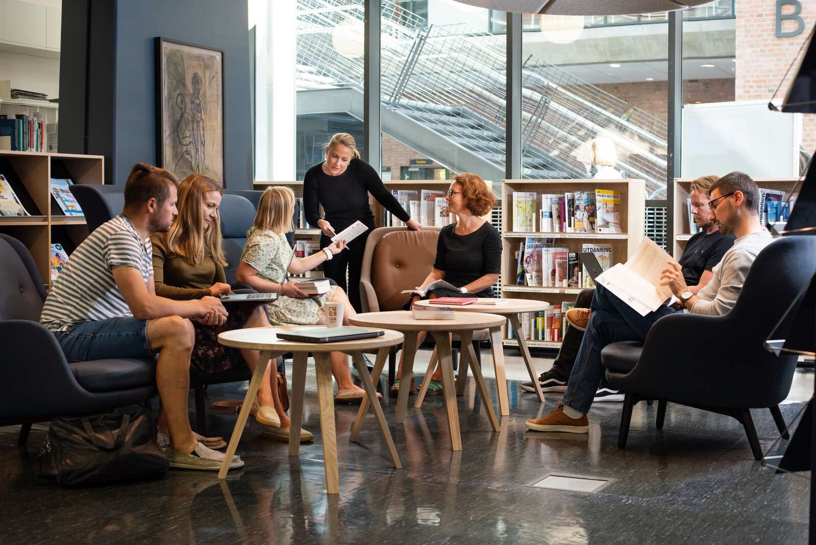 Bildet kan inneholde: møbler, interiørdesign, stol, jeans, sitter.