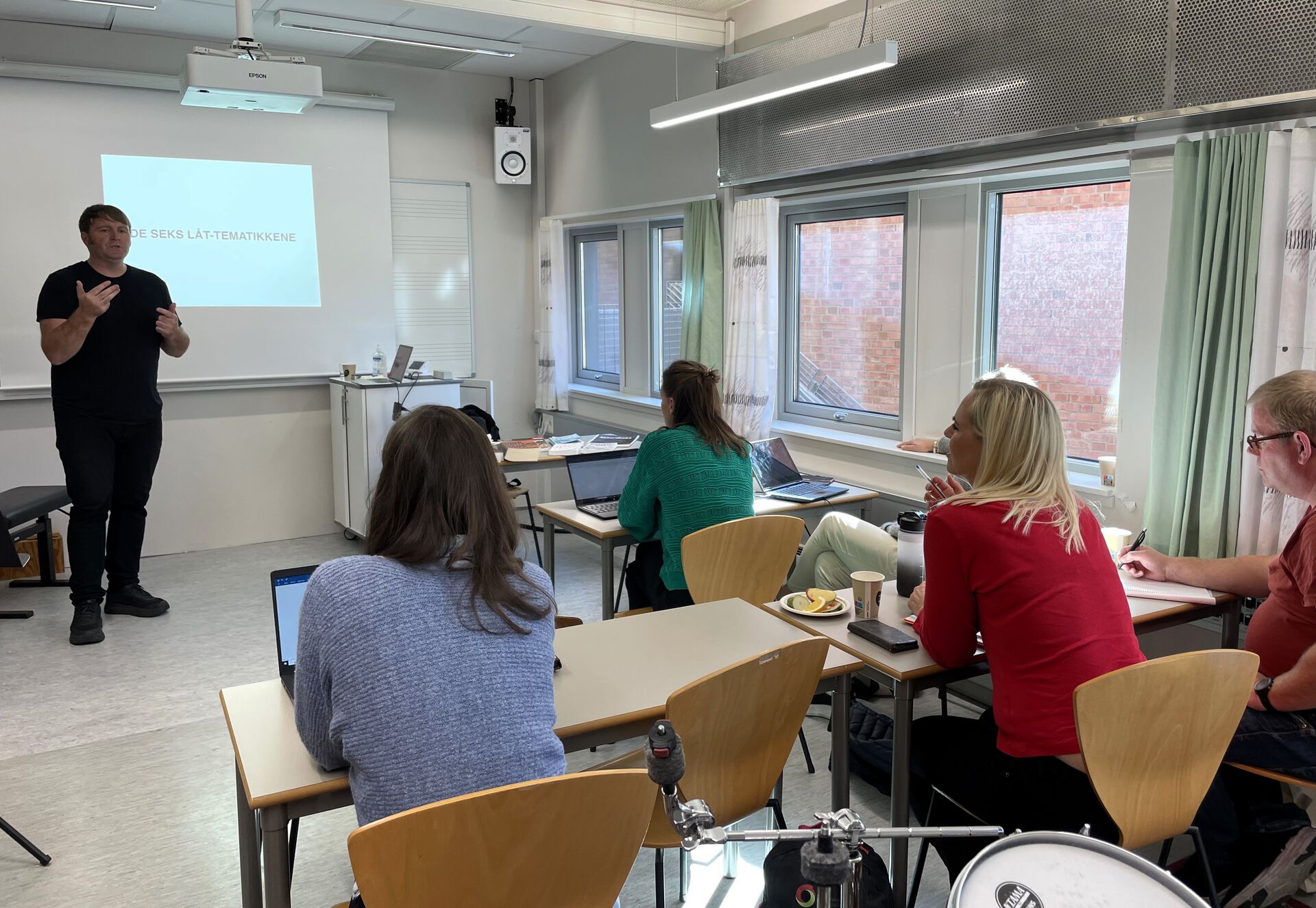 Bilde av Askil Holm som ledet kurset i låtskriving for musikklærerne som deltok på alumniseminaret på UiA 