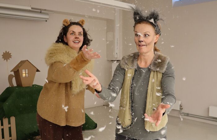 Bilde av teaterstudenter i rollene som løve og ulv.