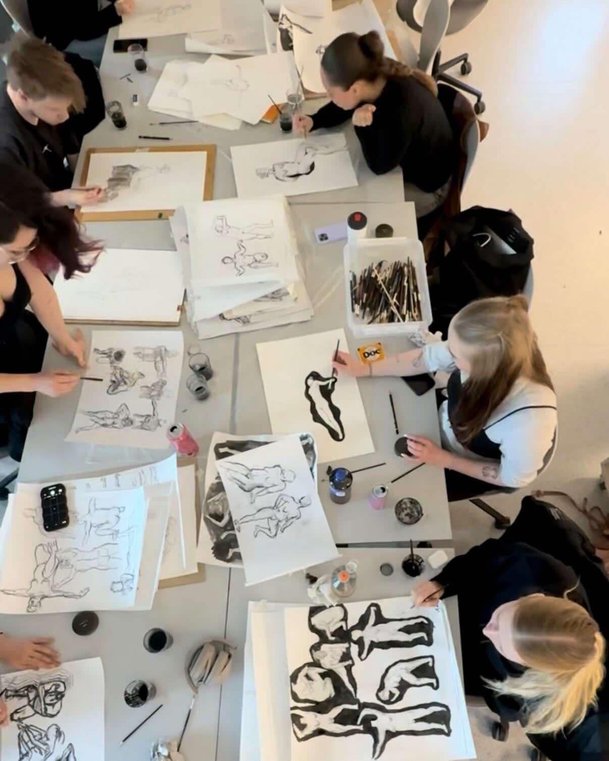 studenter bearbeider akttegninger