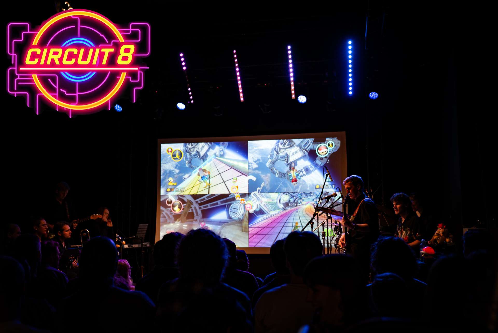 Bilde av Circuit8 som spiller livemusikk til Mario-kart