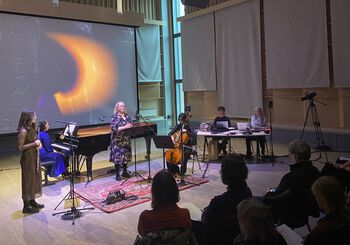 bord ,musiker ,stol ,musikk ,underholdning.