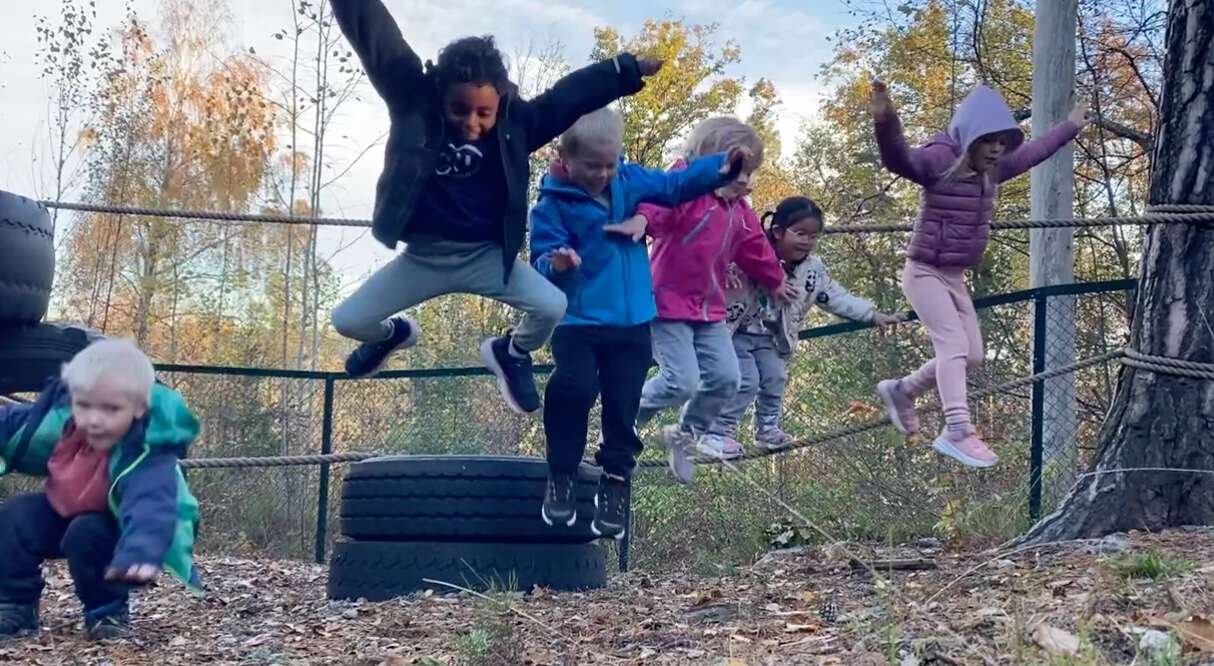 stillbilde fra musikkvideo, barn som hopper