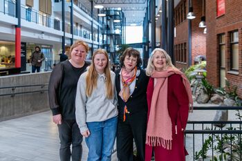 Elin og Erle Reitan fra Homborsund, Randi M. Eidsaa (UiA) og Sølvi Kleiva Ugland fra Eide skole samarbeidet om prosjektet «No Problama» mens alle måtte overholde kravet om smittevernmeteren. 12. mars 2024 – på fireårsdagen for nedstengingen av Norge – møttes de igjen for å snakke om minnene fra prosjektet og pandemitiden. (Foto: JHT Media)