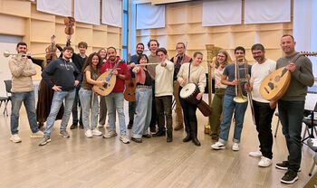 musikkinstrument ,strengeinstrument ,kordofon ,gitar ,plukket strengeinstrument.