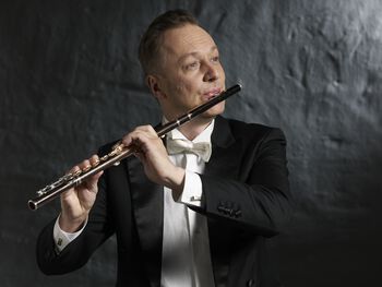 musikkinstrument ,fløytist ,fløyte ,treblåseinstrument ,tverrfløyte.