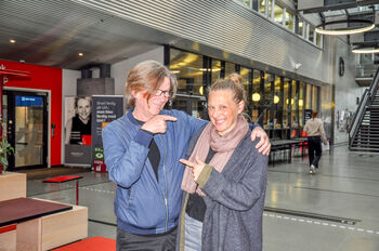 smil ,blond.