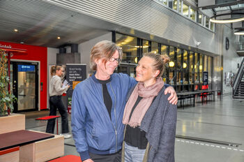 smil ,blond.