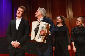 dressbukse ,trekkspiller ,musikk instrument ,gratis reed aerophone ,musiker.