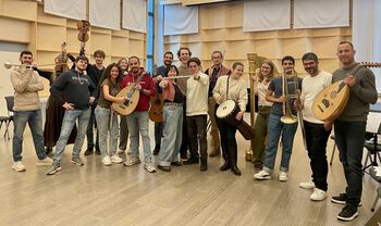 musikkinstrument ,strengeinstrument ,kordofon ,gitar ,plukket strengeinstrument.