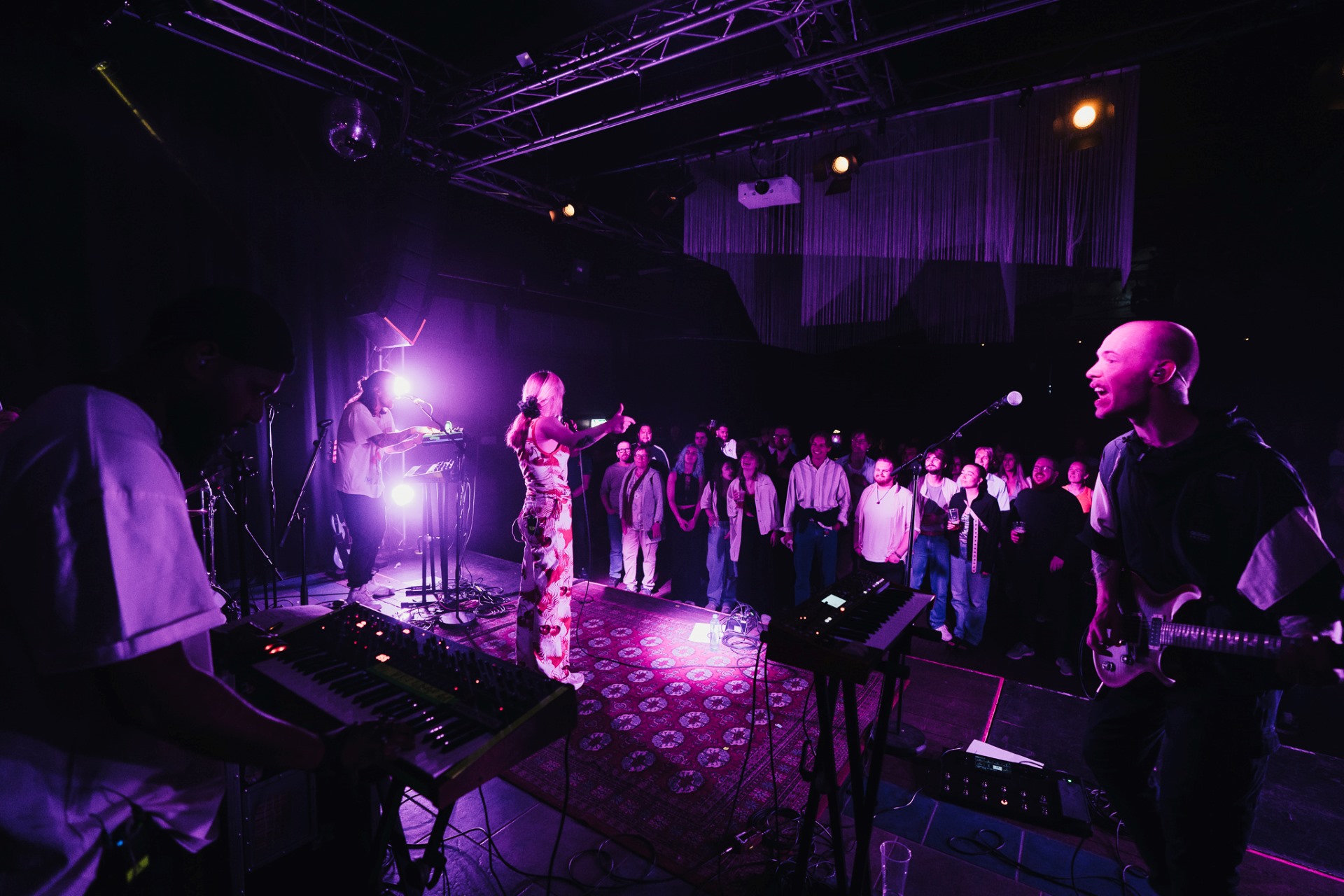 Bilde av musikkstudenter på scenen under en konsert 