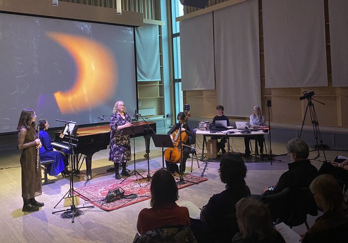 Bilde fra lunsjkonsert med klassiske og rytmiske musikkstudenter.