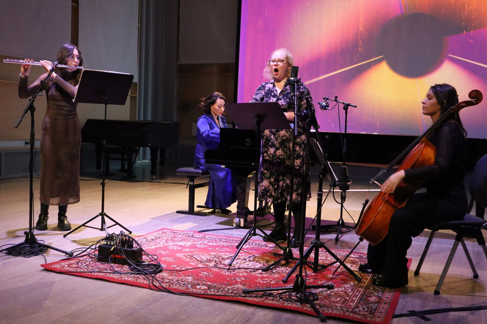 Klassisk ensemble fremfører under lunsjkonsert.