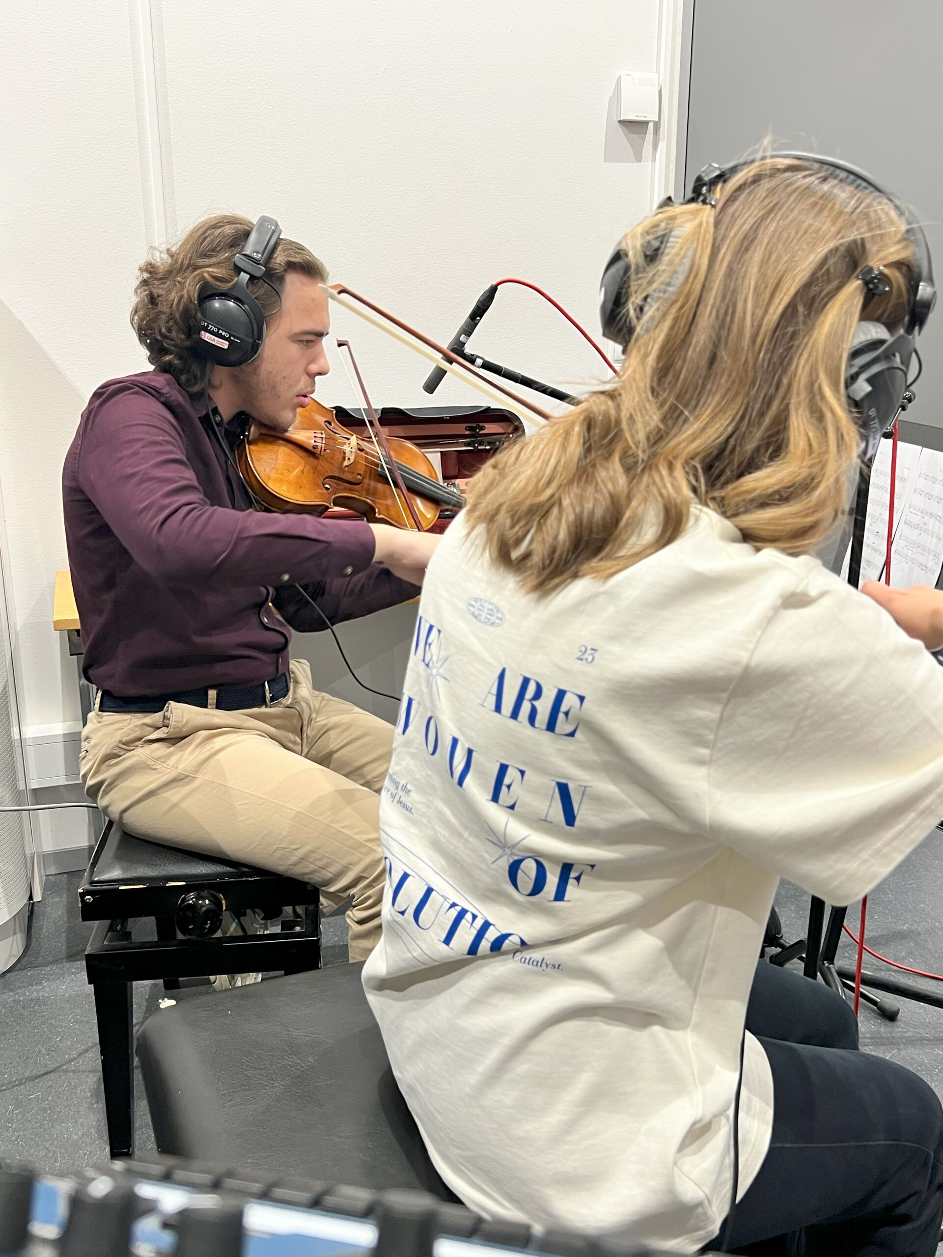 Bilde fra studio på UiA der to musikkstudenter spiller fiolin