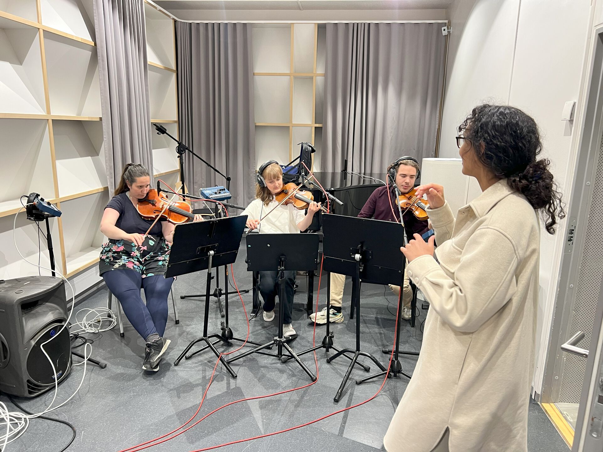 Bilde av musikkstudenter som samarbeider i studio på UiA 