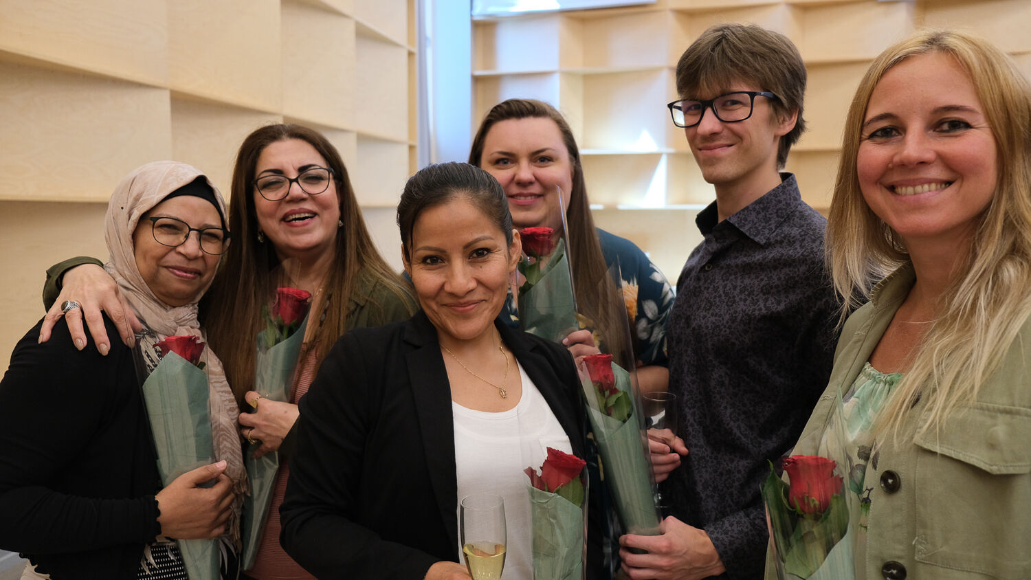 Bildet viser Aziza Aboujad Klepp, Ronak Ahmad Amin, Joana Soledad Cruz Ventura, Julia Olsen, Paulius Kanarskas og Nina Muranova