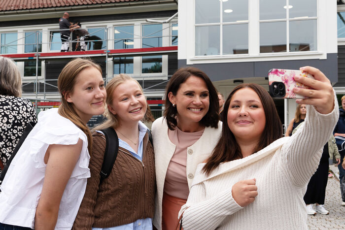Bildet viser kunnskapsministeren som tar selfie med tre grunnskolelærerstudenter