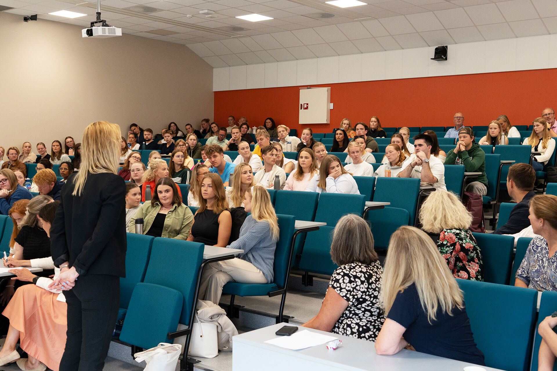 Bildet viser en stor gruppe studenter i undervisningsamfi