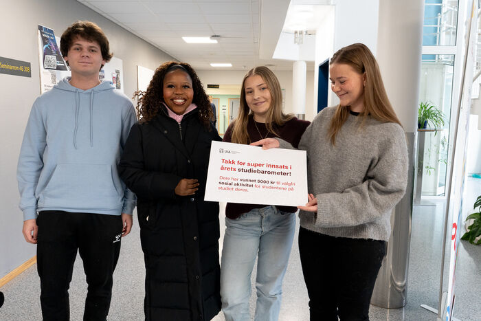 Bildet viser dei studenttillitsvalde som har holdar beviset på et dei har vinna kr. 5000,– 