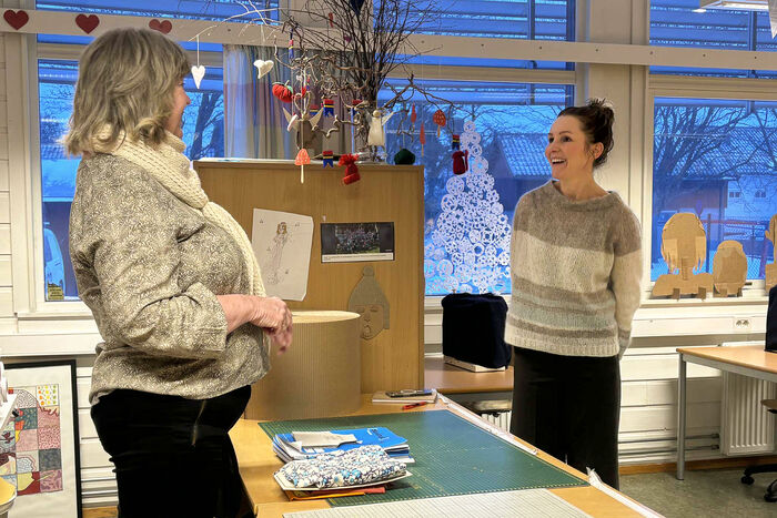 Camilla og Anne Kristin i samtale, bord, kunst, klasserom