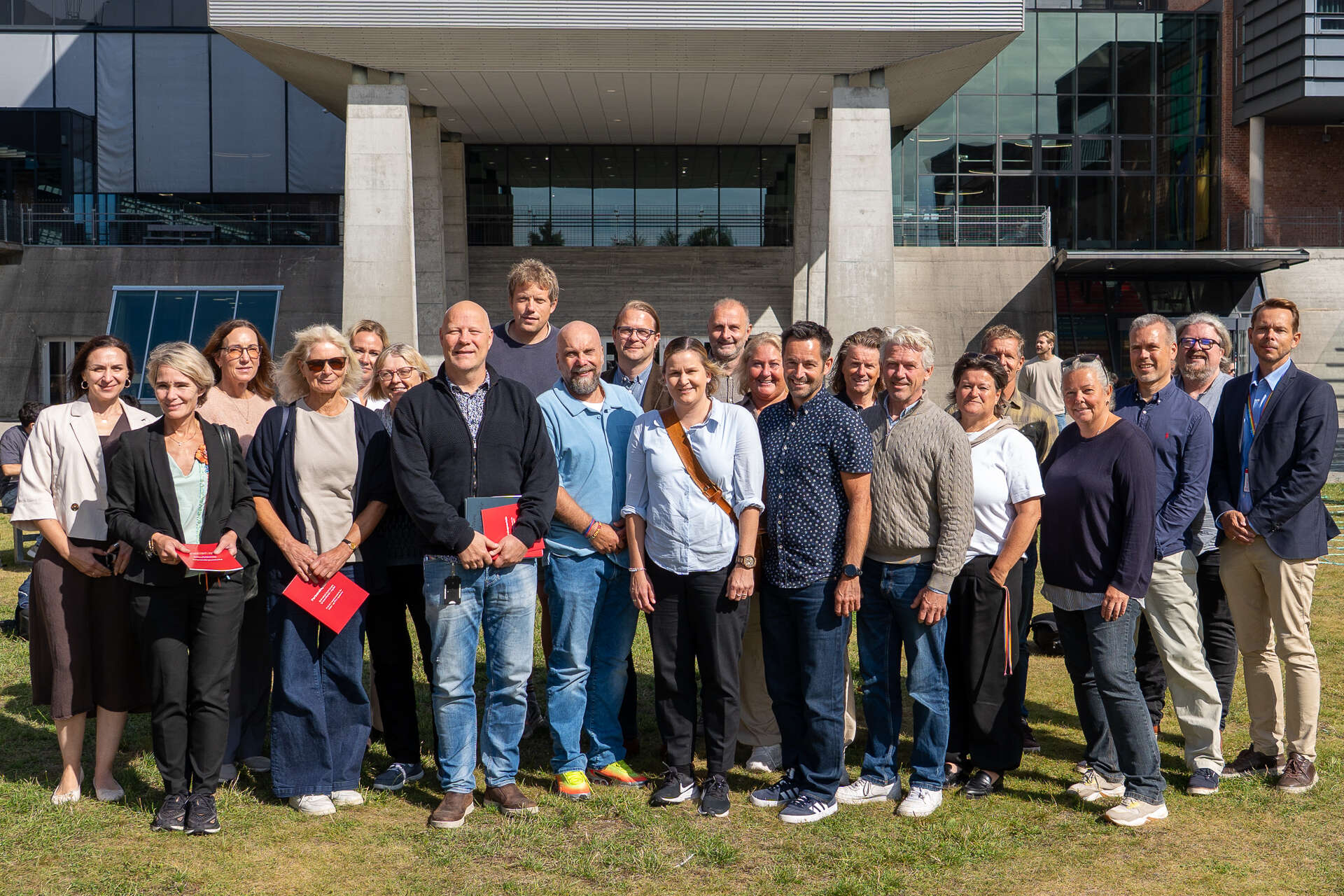 Gruppebilde tatt framfor UiA