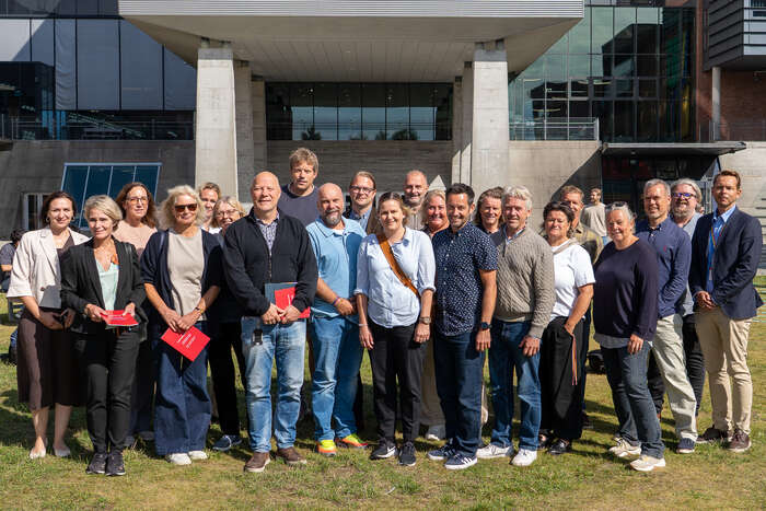 Gruppebilde tatt framfor UiA